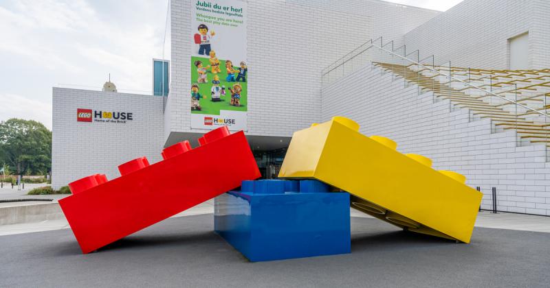 A kockák varázslatos világába merülve felfedezzük, miért olyan vonzó a LEGO az emberek számára.