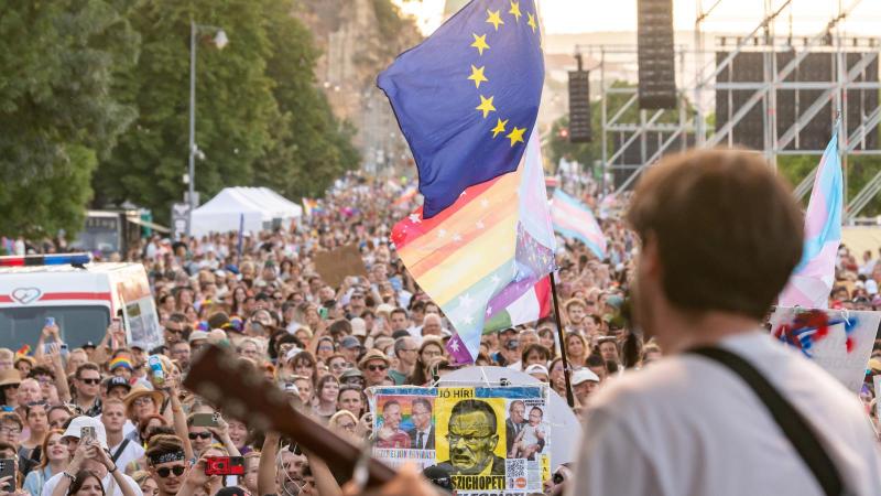 Megjelent az uniós LMBTQI+ stratégia, azonban a részletek homályosak maradtak arról, milyen következményekkel járna, ha egy tagállam nem tartja be azt.