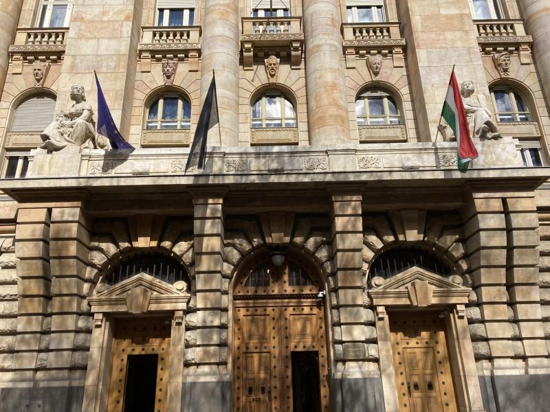 Orosz József*: Az ESG kötvények szerepe a banki tőkeszerkezetben

Az ESG kötvények, amelyek a környezeti, társadalmi és vállalatirányítási szempontokat integrálják a befektetésekbe, új dimenziót adnak a banki szavatoló tőkének. E kötvények nem csupán pénz