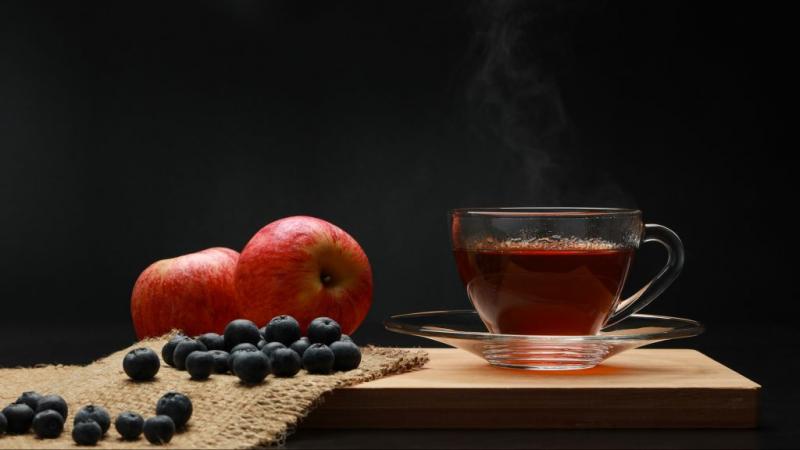 Íme néhány étel és ital, amelyek hozzájárulhatnak a magas vérnyomás csökkentéséhez. Az egészséges táplálkozás kulcsfontosságú szerepet játszik a szív- és érrendszeri egészség megőrzésében. 

1. **Zöld leveles zöldségek**: A spenót, kelkáposzta és a rukola