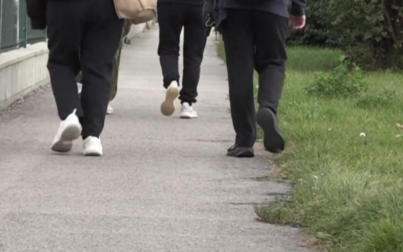 Egy különös eset zajlott le, amikor egy idős férfi rendszeresen a munkába tartó nők előtt végzett önkielégítést. Az események odáig fajultak, hogy a szemtanúk kénytelenek voltak rendőrt hívni a férfi zavaró magatartása miatt.