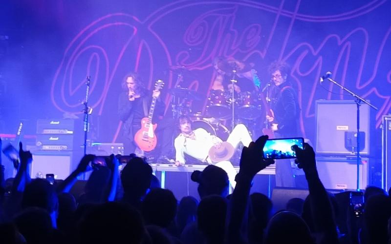 A Sötétség: a paródia és a komolyság határvonalán, fejjel lefelé egyensúlyozva.