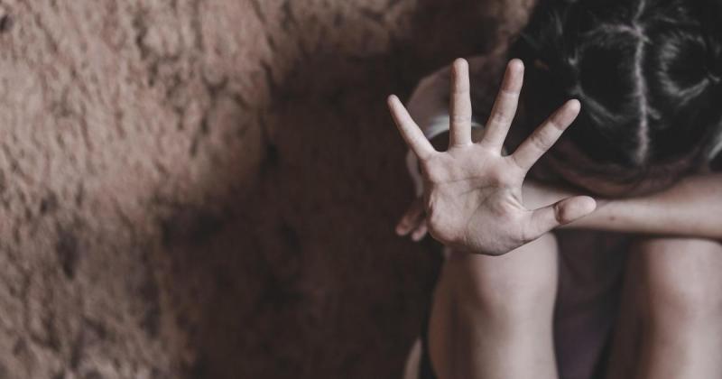 Győrben jogerősen elítélték azt az apát, aki brutális módon megerőszakolta a lányát. Az eset sokkolta a közvéleményt, és súlyos bűncselekményként rázta meg a helyi közösséget.