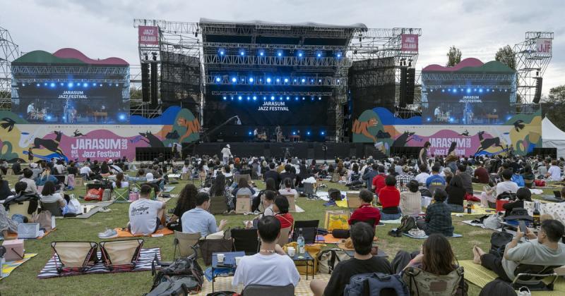 A Jarasum Jazz Fesztivál színpadát a Dresch Quartet varázslatos koncertje indította el, ezzel megteremtve a zenei élmények felejthetetlen légkörét.