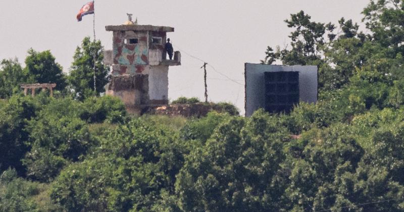 Egy észak-koreai katona merész lépést tett, amikor átszökött Dél-Koreába, a világ egyik legszigorúbban védett határvonalán.