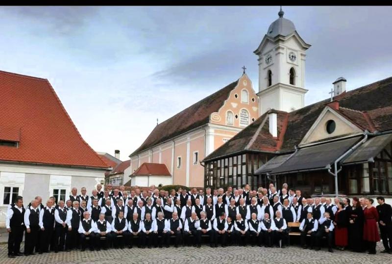 A Székelyföld Napok programsorozatát a Száztagú Székely Férfikórus lenyűgöző koncertje zárja, amely igazi zenei élményt ígér a résztvevők számára.