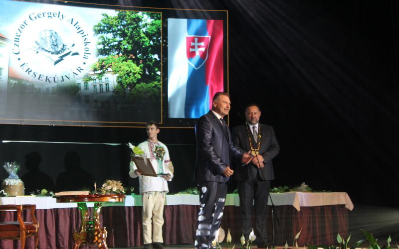 Pro Urbe díjat kapott az érsekújvári Czuczor Gergely Alapiskola. Ez az elismerés nem csupán a diákok és pedagógusok kitartó munkáját tükrözi, hanem a közösség iránti elköteleződésüket is. Az iskola hosszú évek óta példaértékű tevékenységet végez, hozzájár