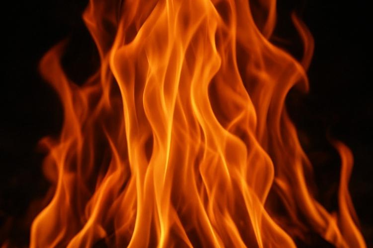 A lángok tánca a sötétségben, mint egy varázslatos balett, felfedi titkos titkait. Minden egyes lángnyelv külön történetet mesél, s a hő érzése, mint egy ölelés, átjárja a lelkünket. Az éjszaka csendjében a tűz fénye festi át a világot, színek és árnyékok