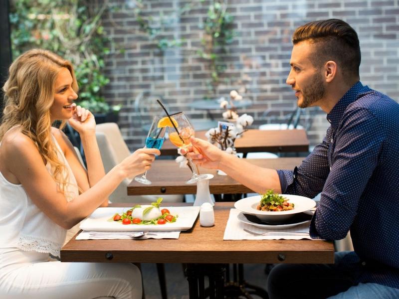 Szeretnél új emberekkel megismerkedni, de nem akarod feladni az elvárásaidat? Íme öt hasznos tipp, amelyek segítségével megtarthatod a standardjaidat, miközben nyitott maradsz az új kapcsolatokra!