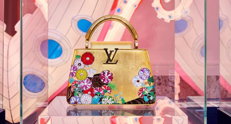 A Louis Vuitton és Takashi Murakami húszéves együttműködésének alkalmából egyedülálló táskákkal és lenyűgöző installációkkal készült, amelyek valódi művészeti élményt nyújtanak. 