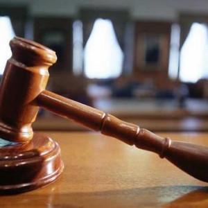 Újra a bíróság elé került az ügy: a döntés értelmében az apának kártérítést kell fizetnie annak a nőnek, aki azzal vádolja ismerőseit, hogy bántalmazták a lányát.