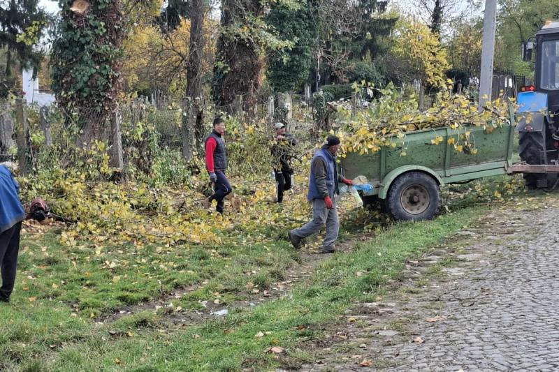 Nagyberegen is elkezdődött a készülődés a mindenszentek ünnepére: közösségi takarítást szerveznek a temetőben.