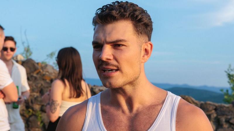 Pumped Gabo egy különleges miséről indult el, hogy megcsillogtassa tehetségét a diszkó színpadán. Az izgalom és a zene ritmusának lüktetése kísérte útját, miközben a fényeffektek és a rajongók lelkesedése egy felejthetetlen élményt ígért.