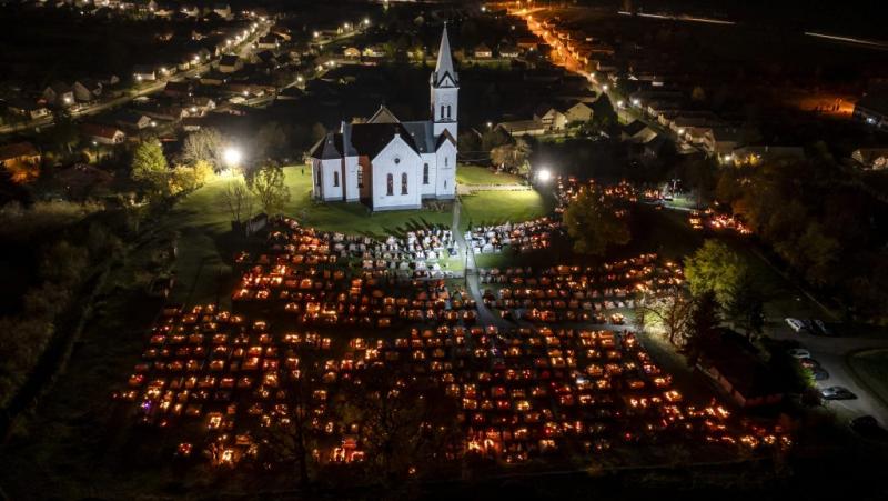 Gyertyák lángja és virágok szépsége kíséri a világban azokat, akik elhunyt szeretteikre emlékeznek.