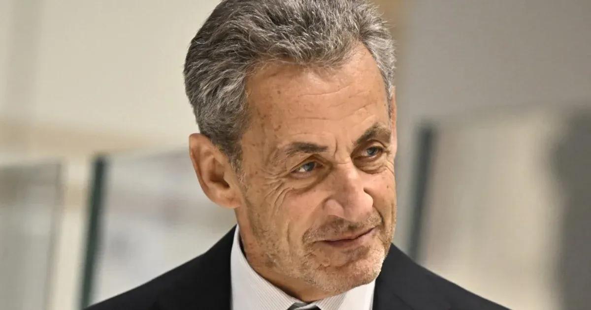 Három hét elteltével, bizonyos feltételek mellett, szabadlábra helyezték Nicolas Sarkozyt, a volt francia köztársasági elnököt, aki így visszatérhetett a társadalomba.